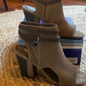 White Mountain grey Heeled Bootie Vegan Peep Toe Ankle 10